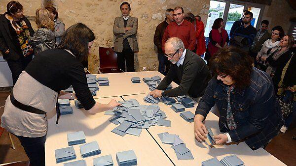 Stimmauszählung bei Kommunalwahl in Frankreich
