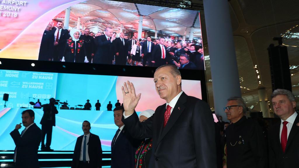 Riesiger Flughafen in Istanbul eröffnet