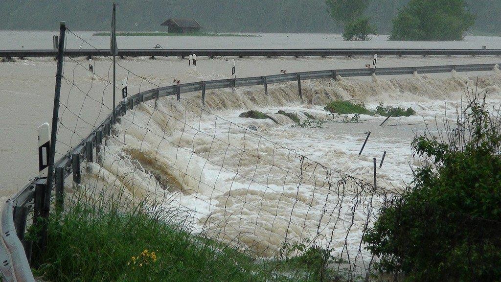 Grabenstätt: A8 überflutet