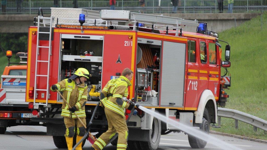 Aufräumarbeiten an der A8