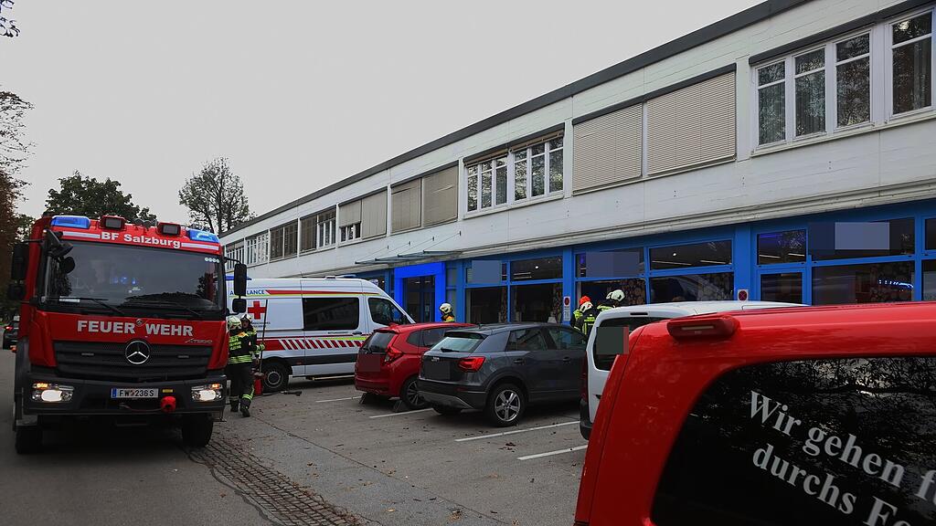 Auto gegen Auslagenscheibe
