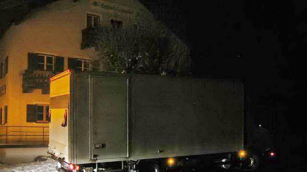 Lkw prallt in Baum