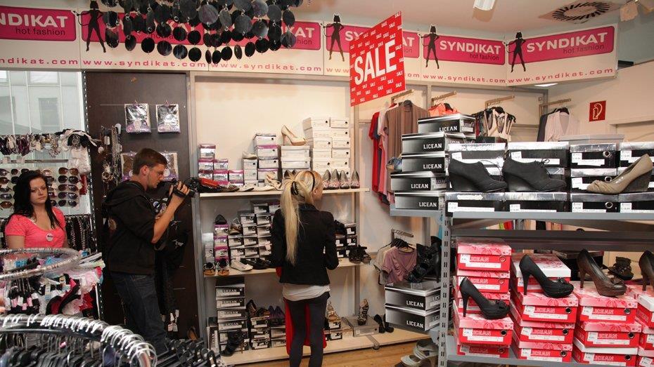 Christina "Mausi" Lugner und Anastasia "Katzi" Sokol im INterview und beim Shoppen
