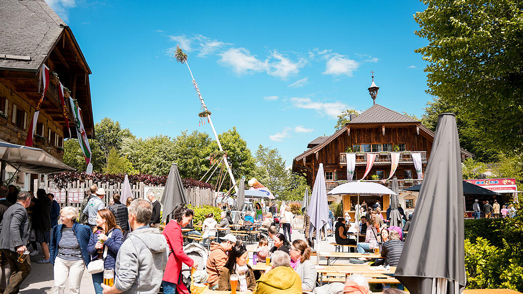 Maibaumaufstellen beim Gasthof Maria Plain