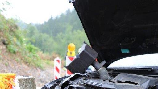 Pkw prallt in Betonleitwand