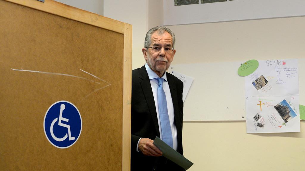 BP-Wahl: Stimmabgabe Alexander Van der Bellen