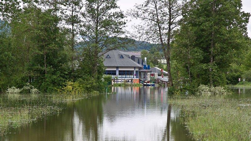 Wallersee trat über Ufer