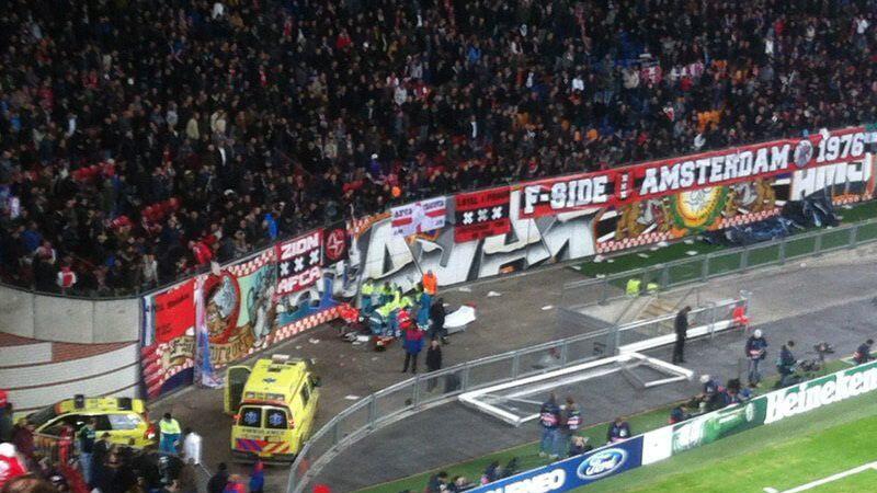 Tragischer Unfall bei CL-Spiel Ajax gegen Barca: Fan erleidet bei Sturz aus Fanblock schwere Verletzungen.