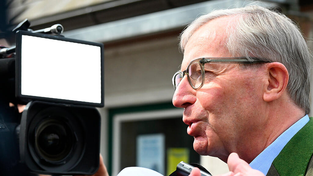 Salzburg-Wahl: Haslauer bei Stimmabgabe