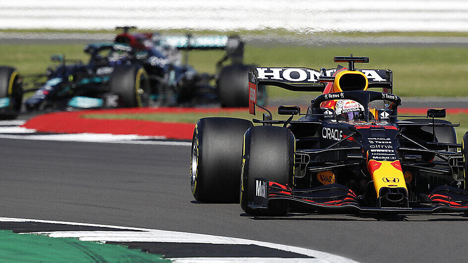 Verstappen (im Vordergrund) konnte seine Führung nicht lange auskosten