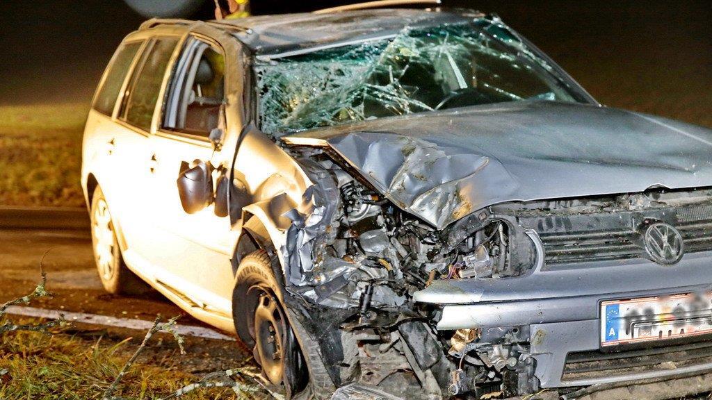 Abtenau: Pkw mit fünf Insassen prallt auf B162 gegen Baum