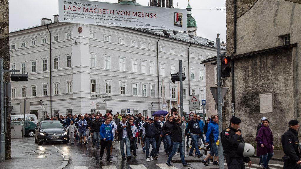 Kroatische Fans marschieren durch Altstadt