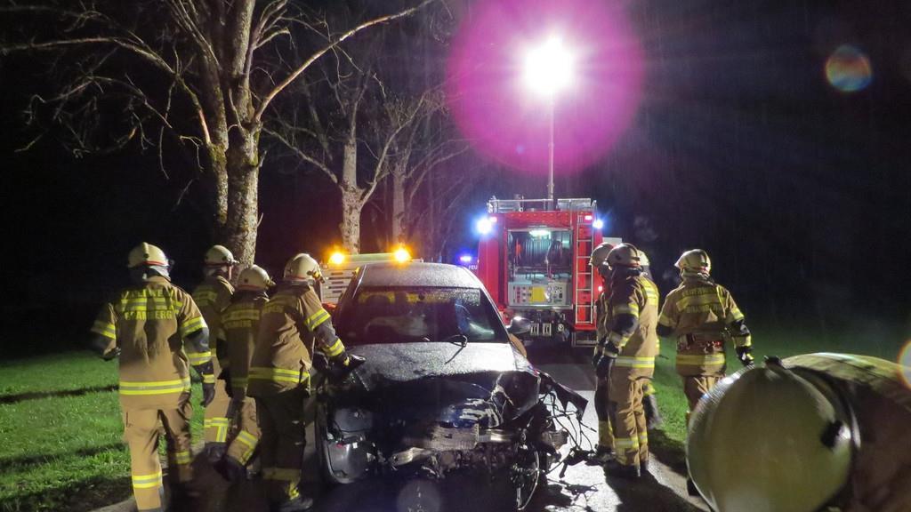 Auto knallt in Bramberg gegen Baum