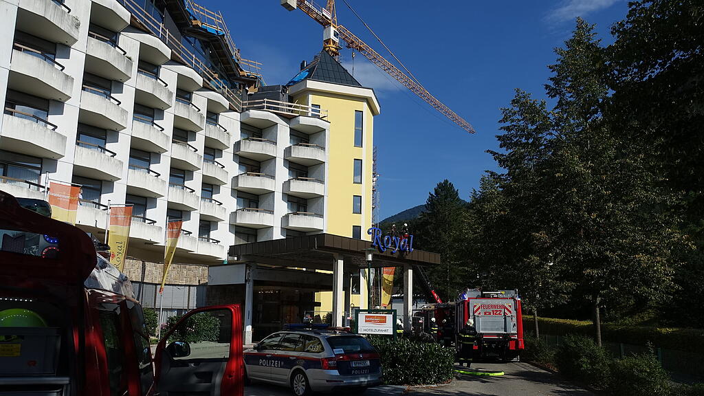 Beim Eintreffen der Einsatzkräfte wurde ein Glimmbrand im Dachbereich festgestellt.