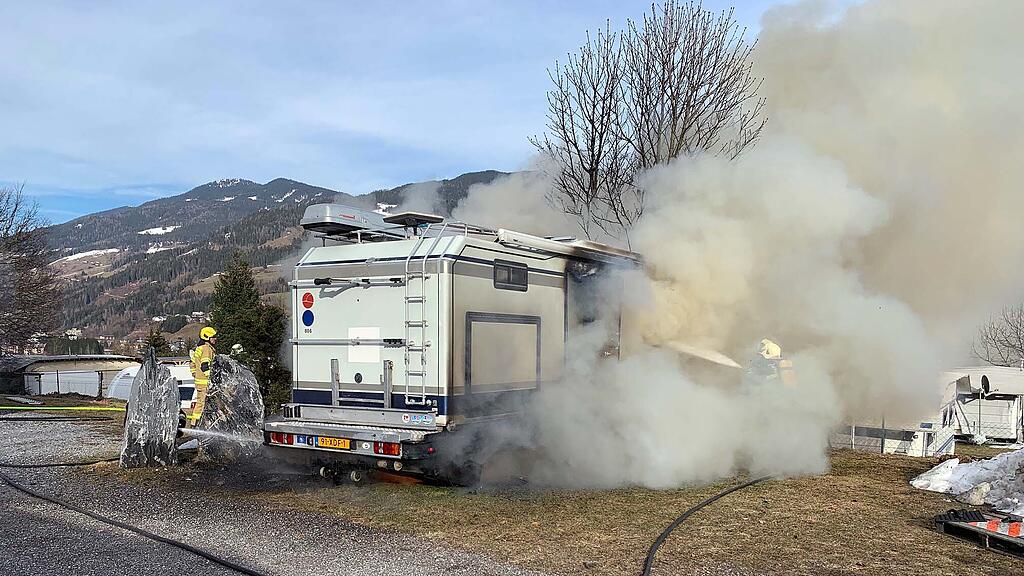 Wohnmobil im St. Johann in Flammen