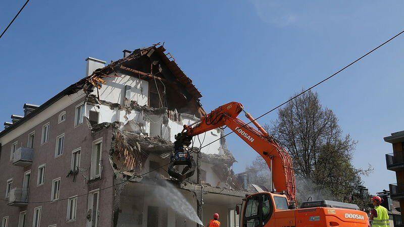 Der Bagger frisst sich nahezu durch die Abrisshäuser.
