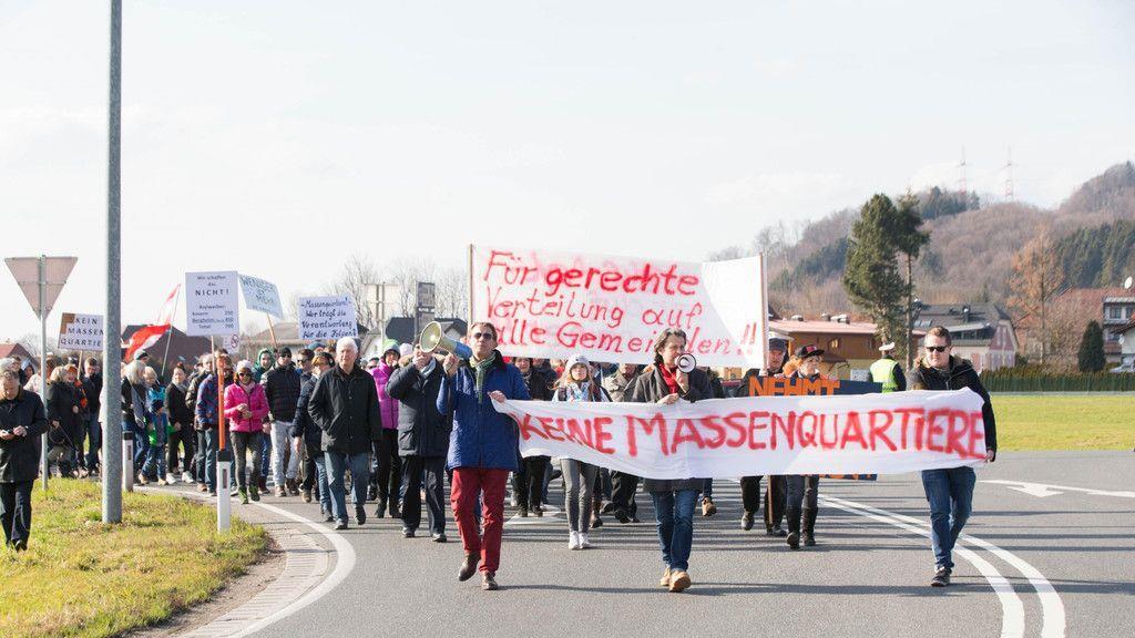 Demo gegen Asylwerberquartier in Straniakstraße