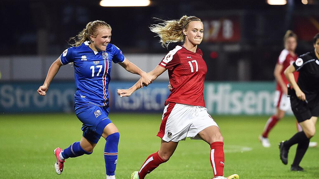 Sarah Puntigam im Zweikampf mit Agla Maria Albertsdottir (links).