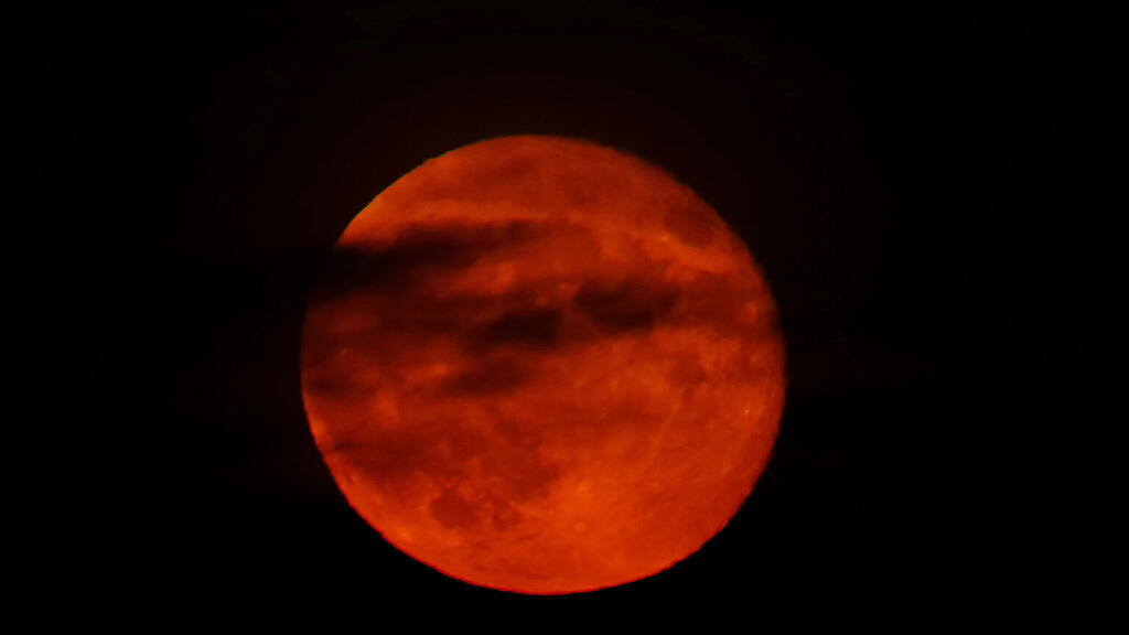 Roter Mond, Salzburg