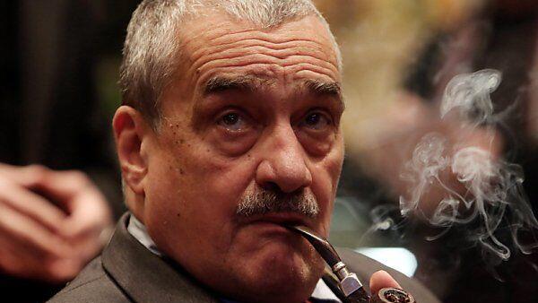 Schwarzenberg will Zeman die Stirn bieten
