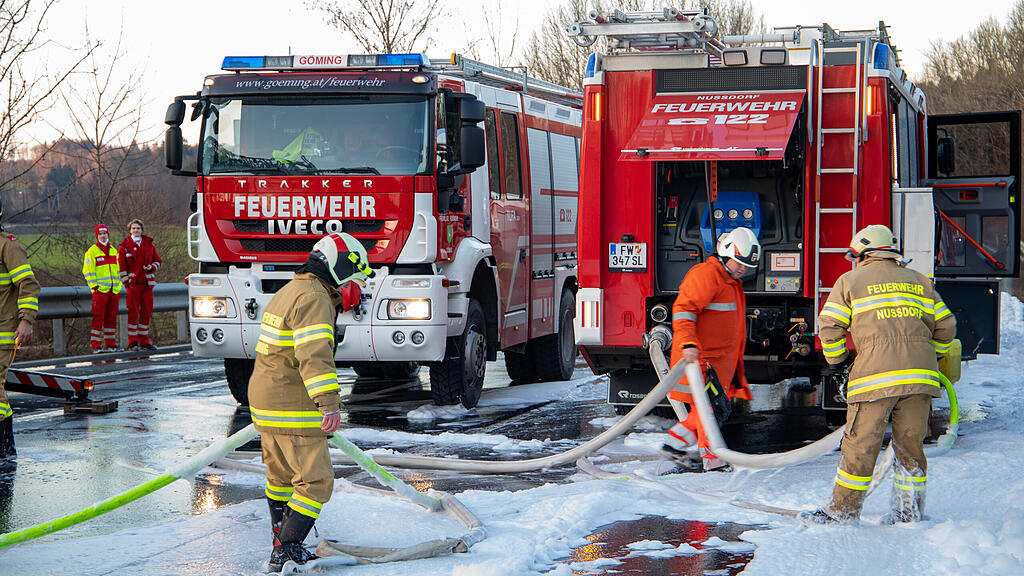 Lkw-Anh\u00e4nger in Nu\u00dfdorf in Vollbrand