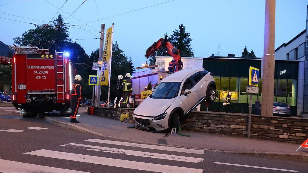 Pkw kracht über Steinmauer