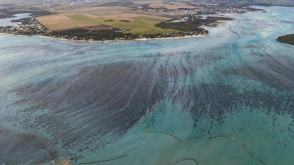 Frachter vor Mauritius zerbrochen