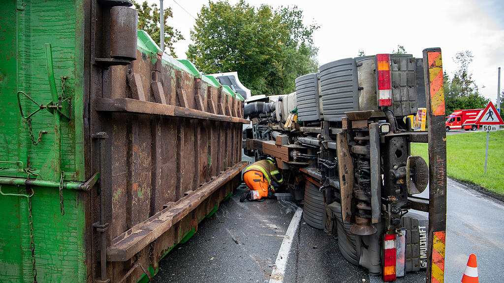B156: Lkw in Bergheim umgekippt
