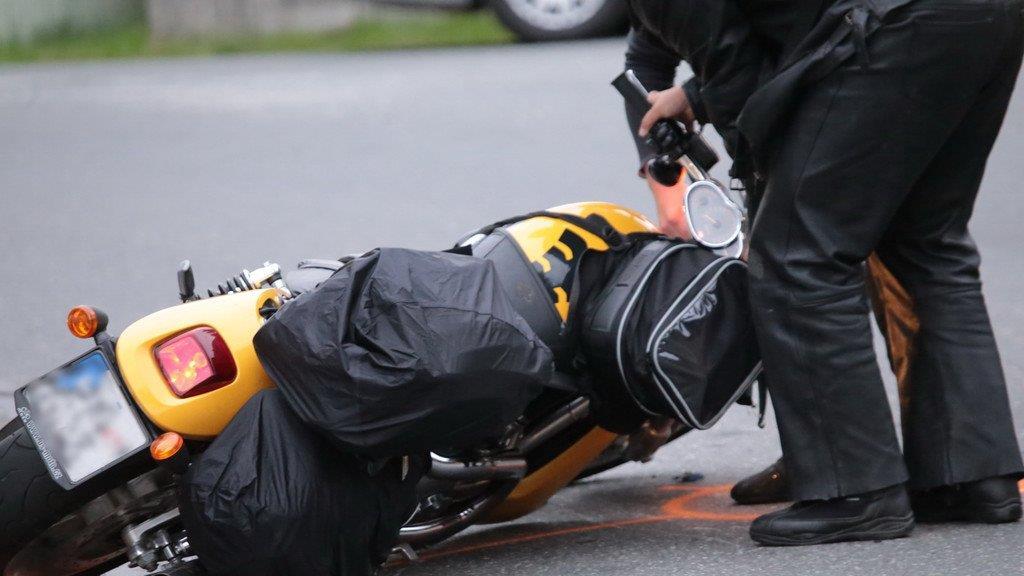 Harley-Fahrer schleudert in Gegenverkehr