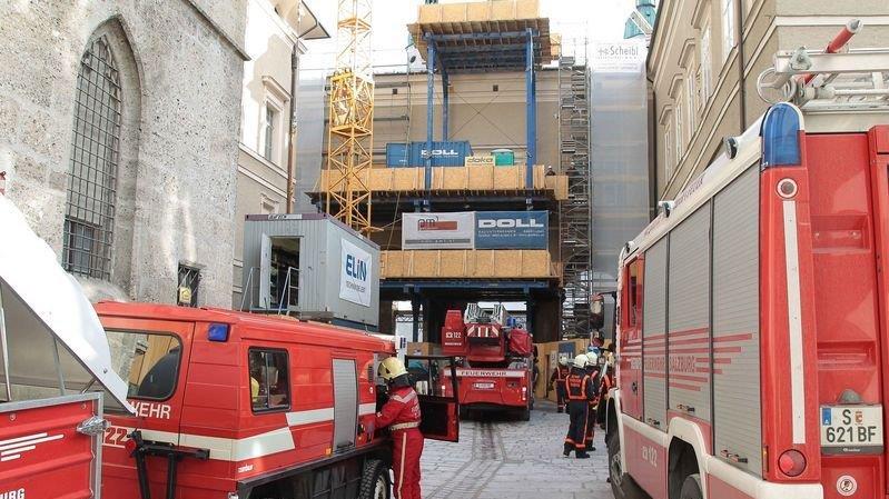Arbeiter stürzt von Dach