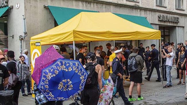 Linke Demonstranten stießen am Samstag am Platzl mit Mitgliedern der Identitären-Bewegung zusammen.