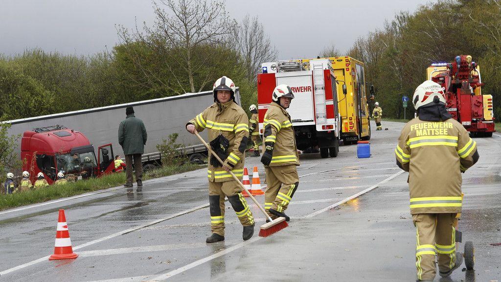 Sattelschlepper kommt in Mattsee von Fahrbahn ab.