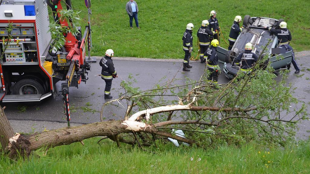 St. Johann: Pkw-Überschlag auf B311
