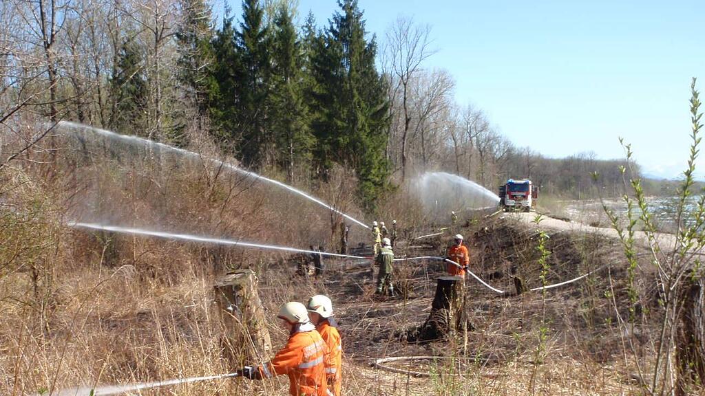 In der Salzachau bei Nußdorf brach am Sonntag ein Flächenbrand aus