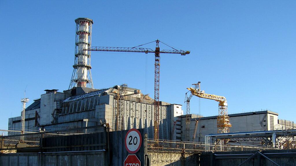 Der Sarkophag wurde rund um den Reaktorblock 4 des Atomkraftwerkes in Tschernobyl gebaut.