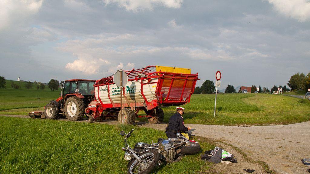 Motorradlenker von Traktoranhänger überrollt