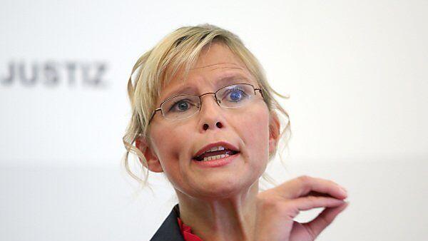 Beatrix Karl kündigt "Taskforce Jugend U-Haft" an