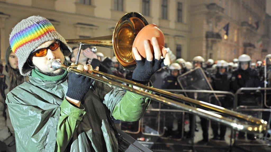 Ausschreitungen bei Demos gegen Akademikerball 2014