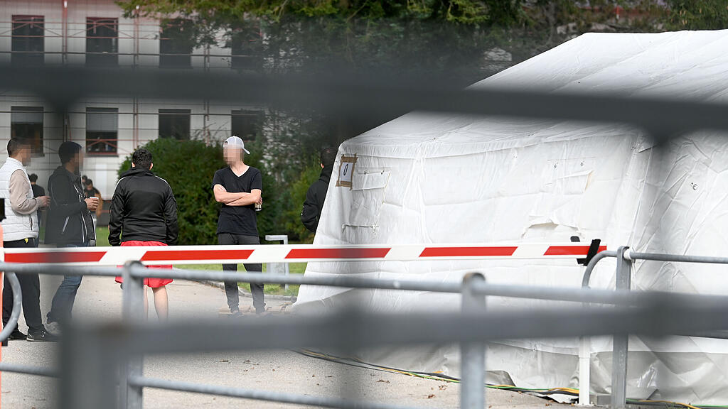 Unterbringung von Fl\u00fcchtlingen in Zelten in O\u00d6