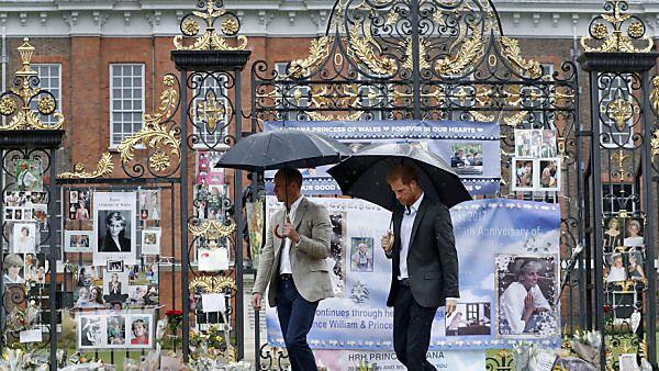 William und Harry beim Rundgang durch Blumen und Kerzen