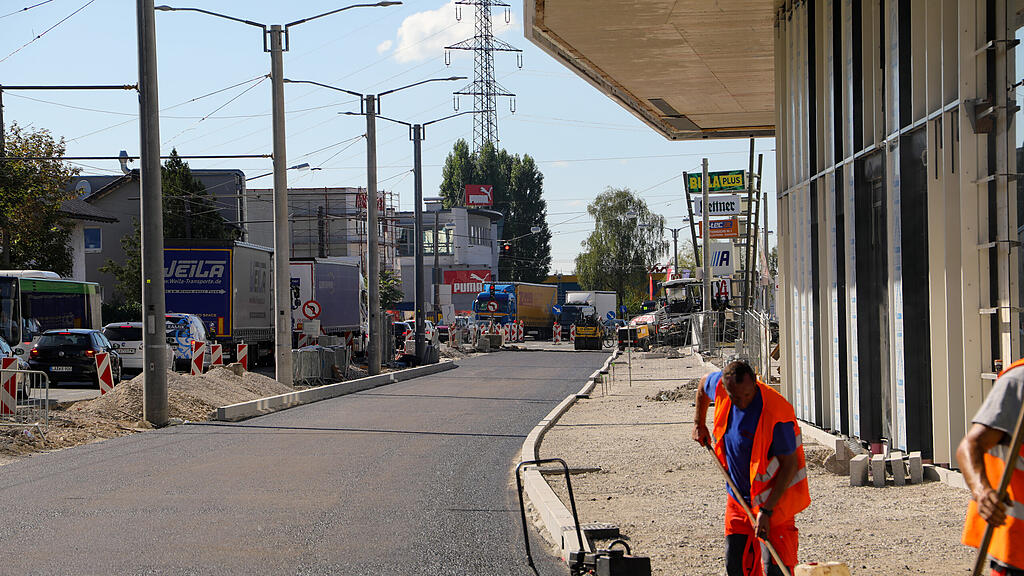Münchner Bundesstraße: Asphaltierung
