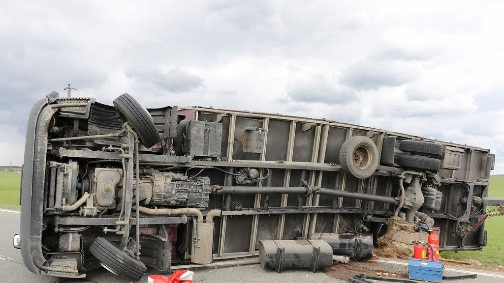 Niklas: Lkw kippt auf B156 um
