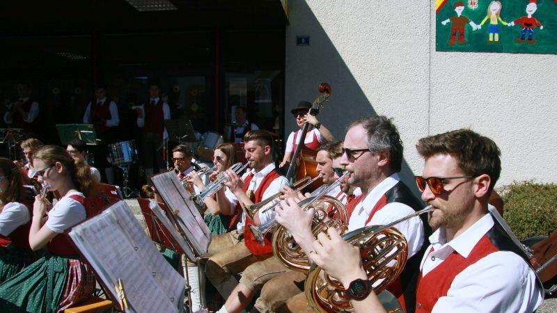 Maibaumaufstellen in Hof