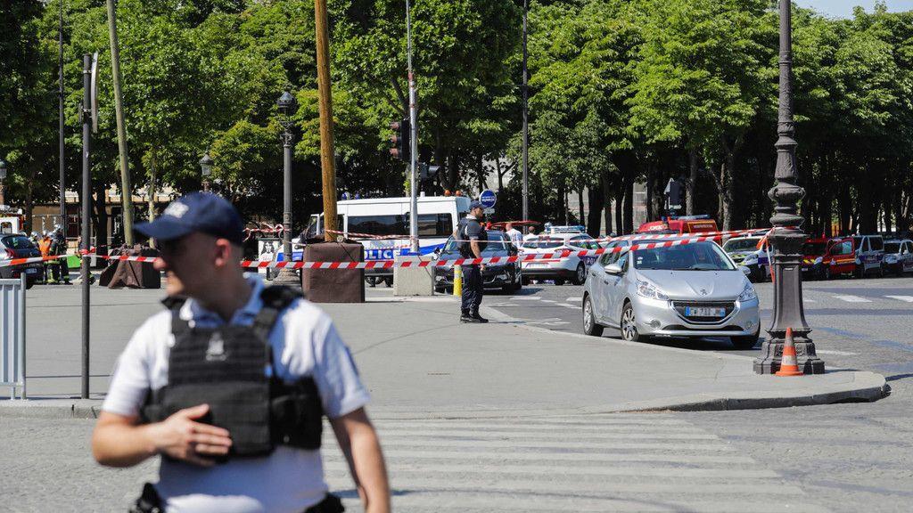 Polizeiwagen in Paris gerammt