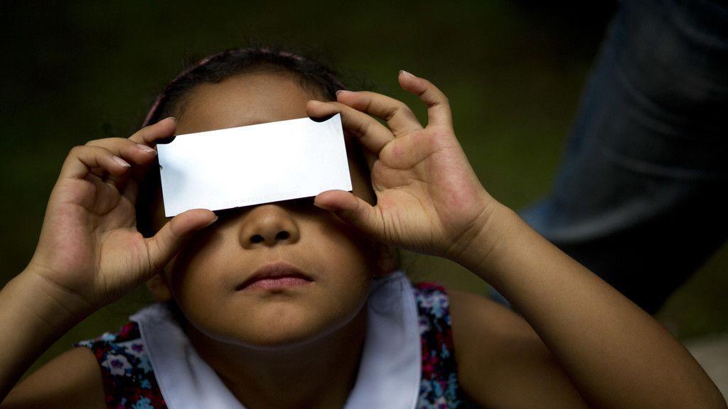 Menschen von Sonnenfinsternis fasziniert