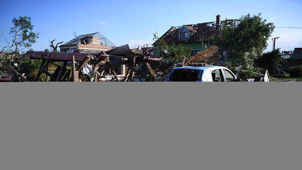 Sch\u00e4den nach Tornado in Tschechien