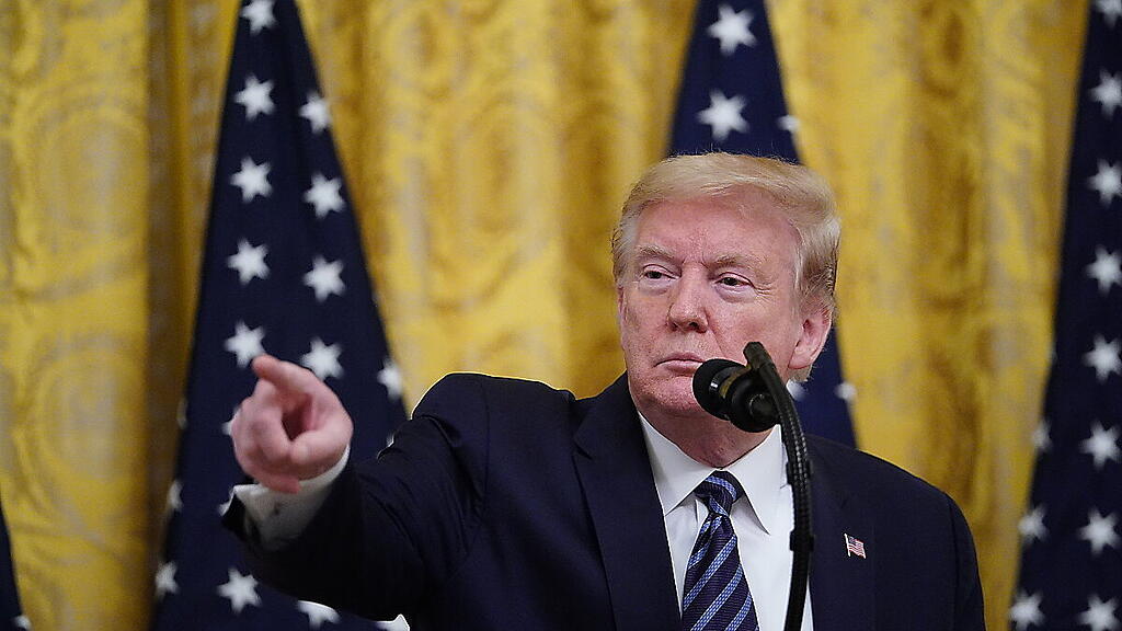 US-Präsident Trump zeigt bei einem Presseauftritt im Weißen Haus mit dem Finger - auf China