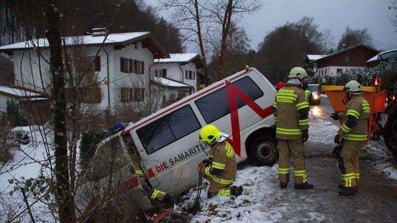 Der Krankenwagen wurde von der Feuerwehr wieder auf die Straße gezogen.