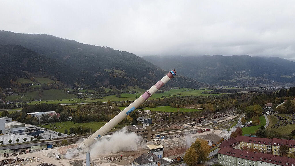 Sprengung Industrieschlot Trieben