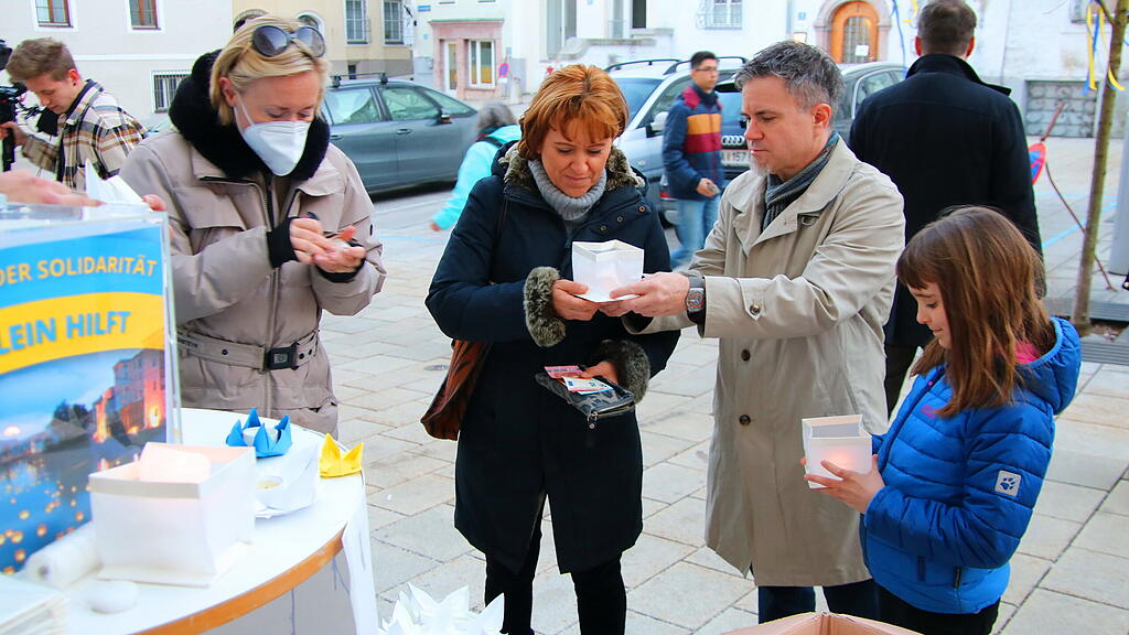 Hallein hilft: Lichtermarsch f\u00fcr Ukraine